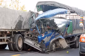 Xe tải đâm đuôi xe đầu kéo, phụ xe tử vong, tài xế nguy kịch