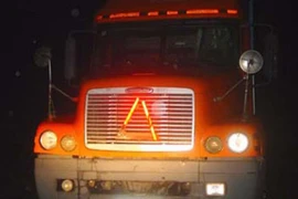 Đỗ xe ngang đường, thách thức công an rồi cho xe bỏ chạy