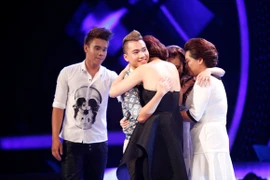 "Búp bê quái vật" vươn lên dẫn đầu, Tiến Việt ngậm ngùi nói lời chia tay