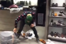 Choáng váng với trò bọc kín bạn gái trong túi nilon và "hành hạ"