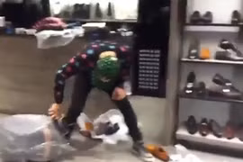 Choáng váng với trò bọc kín bạn gái trong túi nilon và "hành hạ"