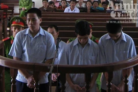 3 anh em rủ nhau hiếp dâm bé gái 12 tuổi