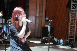 Hương Tràm mang "Ngại ngùng" đến Lễ trao giải Cống hiến