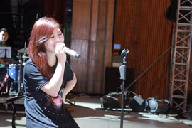 Hương Tràm mang "Ngại ngùng" đến Lễ trao giải Cống hiến