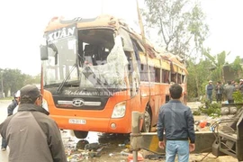 Lật xe khách, hàng chục hành khách về quê ăn Tết phải nhập viện