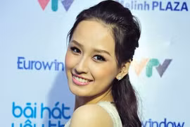 Mai Phương Thúy diện đầm ren gợi cảm