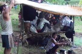 Sợ động đất, người dân bỏ làng lên núi trốn 