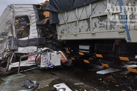 Xe tải nổ lốp, lao thẳng vào xe khách, 5 người thương vong