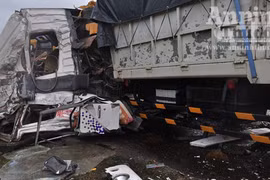 Xe tải nổ lốp, lao thẳng vào xe khách, 5 người thương vong