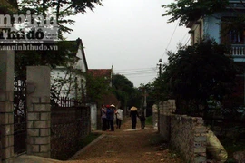 Đau lòng bé trai 5 tuổi bị máy xúc cuốn vào bánh xích chết thảm