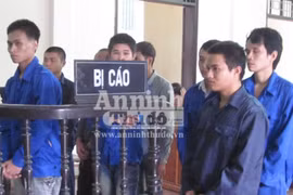 Dùng cán cuốc đánh vỡ sọ đối thủ giữa ban ngày