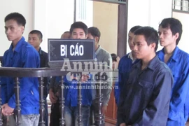 Dùng cán cuốc đánh vỡ sọ đối thủ giữa ban ngày