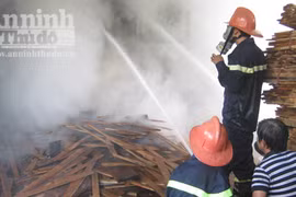 Cháy lớn tại một xưởng chứa gỗ ở Đắk Lắk