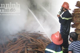 Cháy lớn tại một xưởng chứa gỗ ở Đắk Lắk