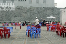 Nhếch nhác tại tượng đài chiến thắng Điện Biên Phủ