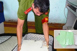 Mất tiền tỷ vì tham "đô la dính bột"