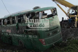 Xe giường nằm lật xuống ruộng, 20 hành khách may mắn thoát chết