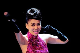 “Yêu mình anh” soán ngôi quán quân đầy ngoạn mục