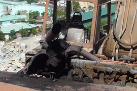 Đang san lấp mặt bằng, xe máy xúc bỗng dưng phát nổ