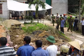 Cầm kéo đâm chết anh trai vì mảnh đất vườn