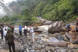 Đi dã ngoại, 2 sinh viên bị nước lũ cuốn trôi