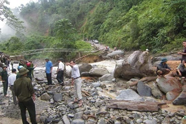 Đi dã ngoại, 2 sinh viên bị nước lũ cuốn trôi