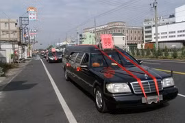 Đám cưới kì quặc: Chọn ngày xấu, rước dâu bằng...xe tang!