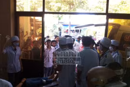 Xe khách đấu đầu, 23 hành khách nhập viện cấp cứu