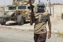 Nga "tố" phương Tây bán vũ khí cho các tay súng cực đoan