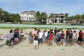 Bắt đối tượng ném cát vào mặt du khách, cướp tài sản