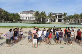 Bắt đối tượng ném cát vào mặt du khách, cướp tài sản