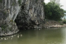 Chèo thuyền dạo chơi trên hồ, 3 cậu cháu chết đuối thương tâm