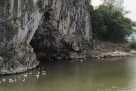 Chèo thuyền dạo chơi trên hồ, 3 cậu cháu chết đuối thương tâm