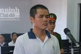 Chồng đặt mìn tự tạo giết vợ con