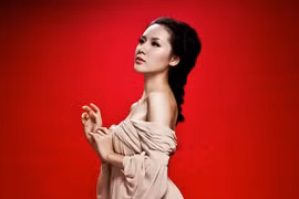 Phương Linh lần đầu ngồi "ghế nóng"