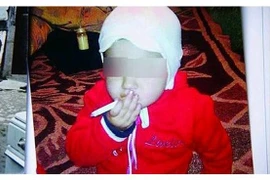 Phẫn nộ cảnh mẹ dạy con gái 2 tuổi hút thuốc lá và uống cà phê