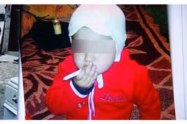 Phẫn nộ cảnh mẹ dạy con gái 2 tuổi hút thuốc lá và uống cà phê