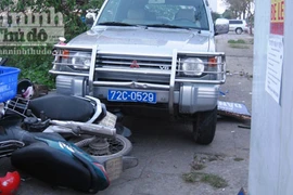 Ô tô biển xanh mất lái lao thẳng vào quán nhậu bên đường