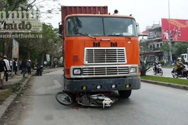 Hai nữ sinh bị xe container cán, khi đi mua hoa ngày 8-3