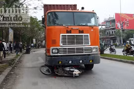 Hai nữ sinh bị xe container cán, khi đi mua hoa ngày 8-3