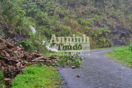Xuất hiện các điểm sạt lở núi trên tuyến đường Tây Trà