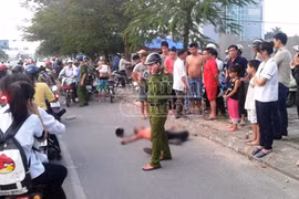 Cầm dao, kiếm truy sát chủ quán cơm, kẻ côn đồ bị người dân quây đánh