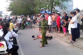 Cầm dao, kiếm truy sát chủ quán cơm, kẻ côn đồ bị người dân quây đánh