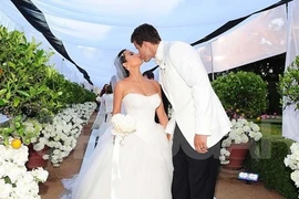 Lộ ảnh Kim "siêu vòng 3" rạng rỡ trong ngày cưới