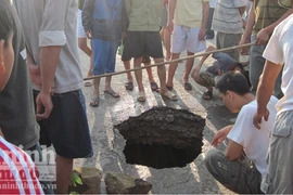  Xuất hiện sông ngầm trên đường quốc lộ