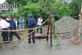 25 khối đất đá để lấp sông ngầm trên đường quốc lộ