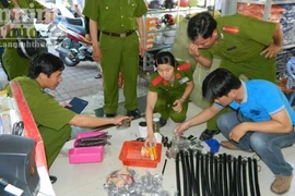 Phát hiện cửa hàng bày bán trái phép vũ khí, công cụ hỗ trợ