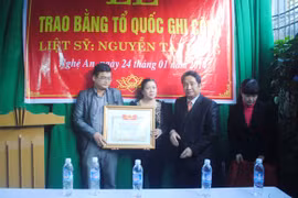 Trao bằng Tổ quốc ghi công cho Phó giám đốc sở hi sinh khi cứu trợ lũ lụt