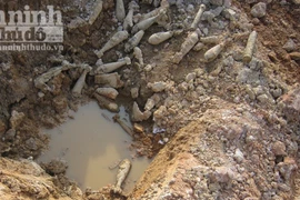 Tranh nhau "hôi" bom bi, bán sắt vụn