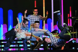 Phương Thanh "trổ tài" nhào lộn trên sân khấu